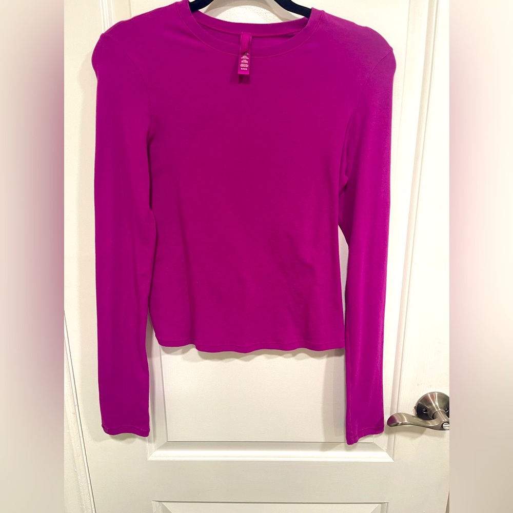 SKIMS COTTON JERSEY LONG SLEEVE T-SHIRT
LOLLIPOP / M